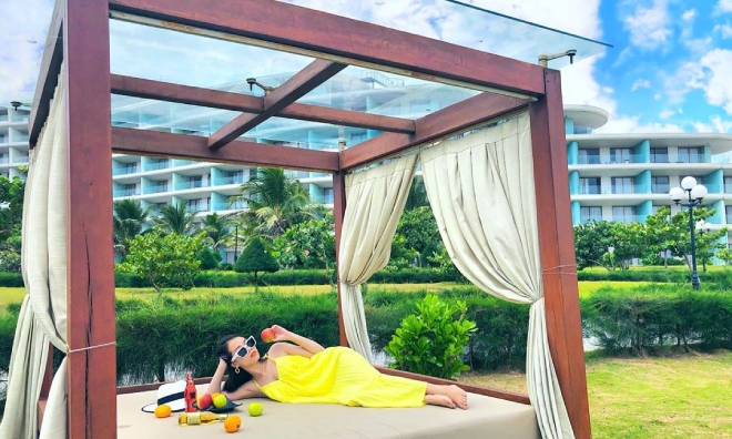 Nhiều người nói rằng FLC Quy Nhơn gợi nhắc đến những khu nghỉ dưỡng trứ danh trong lòng Maldives. Điều này không sai bởi quần thể này sở hữu vẻ đẹp nao lòng với sự hòa hợp của khách sạn, khuôn viên, bãi biển trong veo, rặng cây xanh rì... như một chỉnh thể hoàn hảo chẳng thể tách rời. Nhưng cũng chưa hẳn đúng bởi FLC Quy Nhơn mang trong mình những dấu ấn riêng biệt chẳng thể lẫn lộn với bất cứ nơi nào khác. Ảnh: nmphuong_152