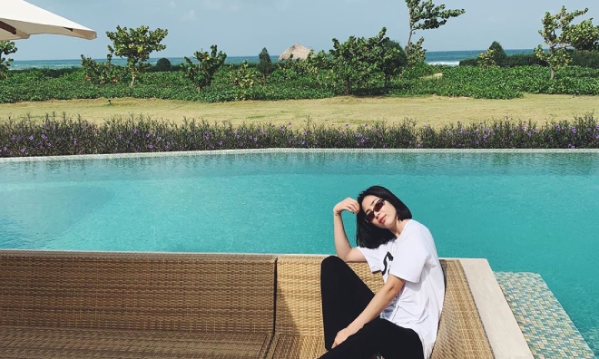 Giờ thì có lẽ bạn đang thầm nghĩ: Một khu nghỉ dưỡng 5 sao “chanh sả” dường này có lẽ giá phòng gần chục triệu đồng/đêm, chỉ dành cho hội con nhà giàu. Báo cho bạn một tin vui: Chẳng cần là “rich kid”, bạn cũng có thể tận hưởng những giờ phút nghỉ dưỡng thực sự chất lượng nhờ chương trình ưu đãi mới toanh chỉ dành cho dịp này. Cả thế giới đã check-in tại “Khu nghỉ dưỡng biển hàng đầu Việt Nam” rồi đấy, bạn còn chần chừ gì nữa? Ảnh: vy.z