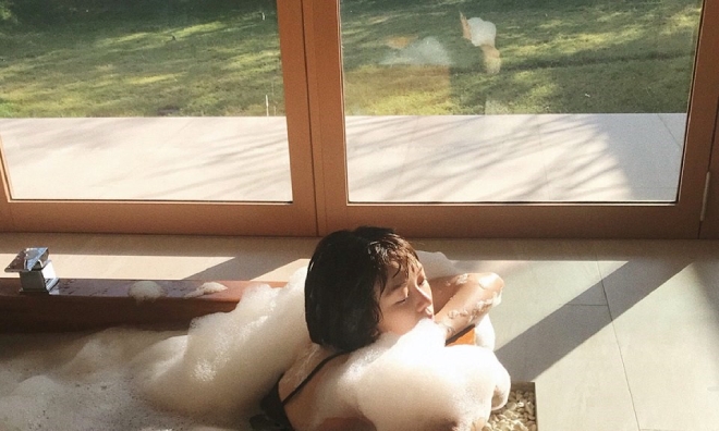 Trong những căn villa được bài trí theo kiểu “quý tộc”, ngay cả khi tắm bồn, bạn cũng được thư giãn với view xanh ngắt. Ảnh: huynhnu0320