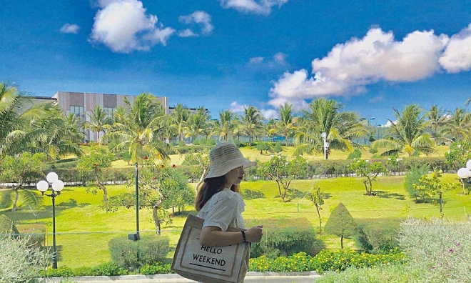 Thậm chí tới đây, các bạn trẻ không cần phải ăn vận quá lộng lẫy hay trang điểm quá cầu kỳ để có những shoot hình ấn tượng. Chỉ cần chút makeup “sương sương” với chiếc smartphone là có thể cho ra “lò” hàng chục bức hình “tình bể bình”. Ảnh: daoanh.vu