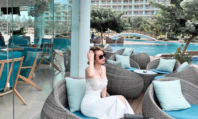 Vẻ đẹp vừa kiêu kỳ vừa dịu dàng ấy khiến FLC Quy Nhơn trở thành điểm đến lý tưởng để bất cứ ai cũng có thể lưu giữ cho mình những khoảnh khắc thanh xuân tuyệt đẹp giữa những màu xanh kỳ ảo này. Ảnh: dieuaii