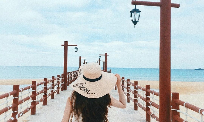 ... hay cây cầu gỗ đỏ rực giữa biển. Đây được coi là thiên đường săn ảnh của các cô nàng “bánh bèo”. Ảnh: An Siêu Cao