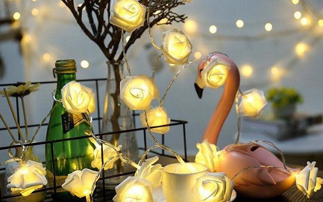 Không gian trở nên lung linh, huyền ảo hơn nhờ ánh đèn trang trí.