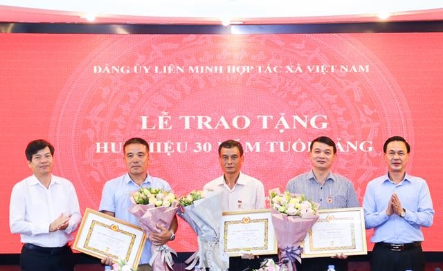 Đảng ủy Liên minh HTX Việt Nam trao huy hiệu Đảng 30 năm tuổi Đảng cho các đồng chí đảng viên.