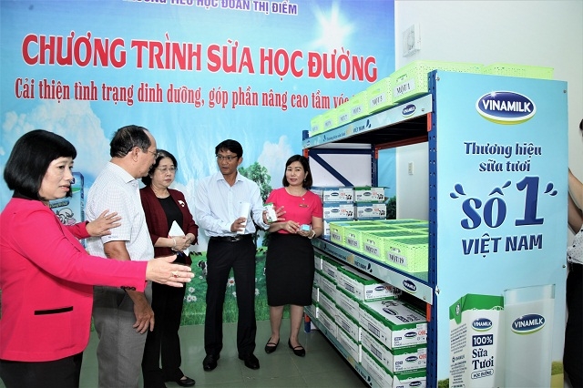 Thành viên Ban chỉ đạo chương trình sữa học đường cùng tham dự việc triển khai thực hiện trong ngày đầu tiên tại điểm trường Đoàn Thị Điểm, quận Tân Phú, TP. Hồ Chí Minh