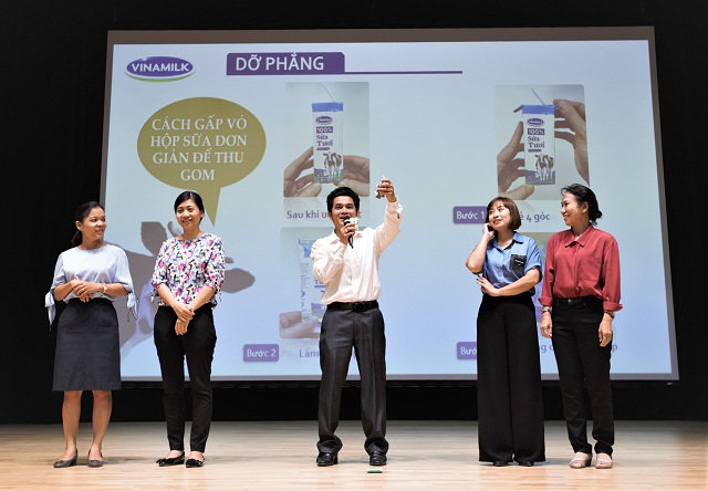 Bác sĩ Nguyễn Vũ Linh – Trưởng ban Đào tạo và Truyền thông Dinh dưỡng, Trung tâm Dinh dưỡng Vinamilk chia sẻ về sức khỏe dinh dưỡng học đường và hướng dẫn các đại biểu cách gấp vỏ hộp sữa tại chương trình tập huấn về chương trình