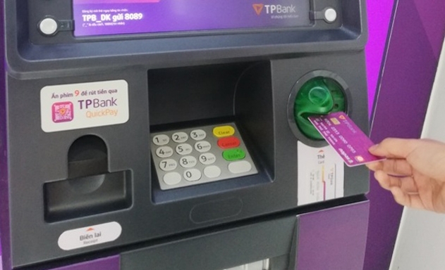 Các ngân hàng khuyến cáo người dùng nên sớm chuyển đổi sang thẻ chip