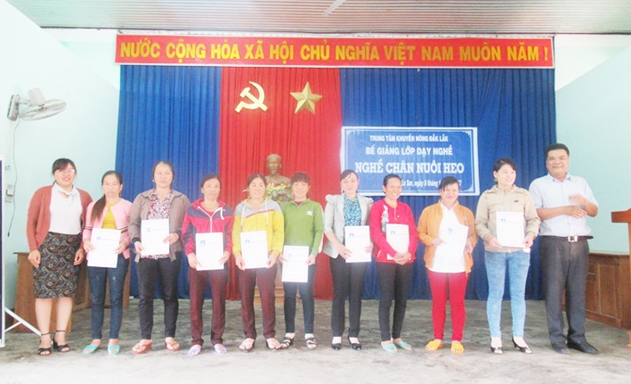 Các học viên lớp dạy nghề chăn nuôi được cấp chứng chỉ