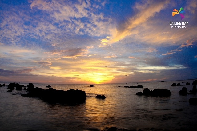 Ninh Chữ mê hoặc du khách bởi bờ biển dài hình lưỡi liềm, bởi nắng, gió..., làm nên thiên đường du lịch trải nghiệm