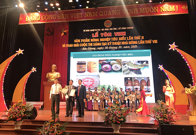 Đại diện HTX cao dược liệu Thiện Tâm nhận Giấy chứng nhận sản phẩm nông nghiệp tiêu biểu lần thứ II/2019