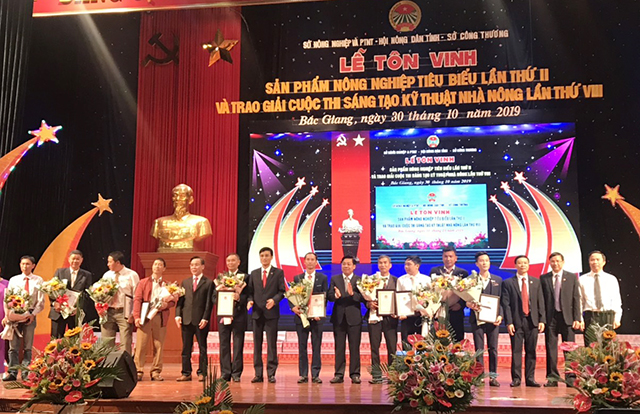 Phó Bí thư Tỉnh ủy, Phó Chủ tịch UBND tỉnh Bắc Giang Dương Văn Thái trao Giấy chứng nhận và chụp ảnh lưu niệm với đại diện các tập thể có sản phẩm được tôn vinh