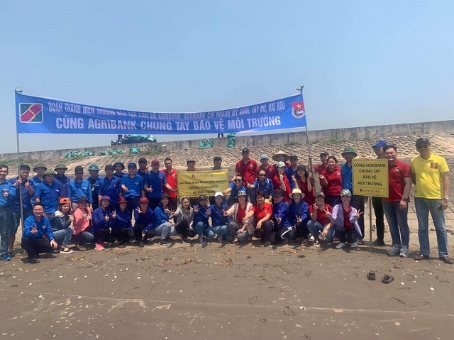 Agribank dọn rác bãi biển