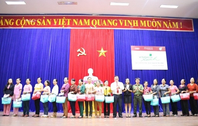 Agribank trao giỏ đi chợ