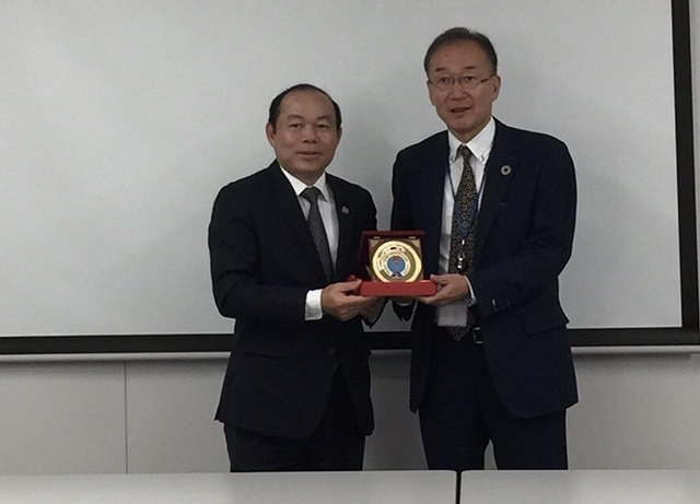 Chủ tịch Nguyễn Ngọc Bảo tặng kỷ niệm chương của Liên minh HTX Việt Nam cho ông Yutaka Aotaka- Tổng giám đốc JCA