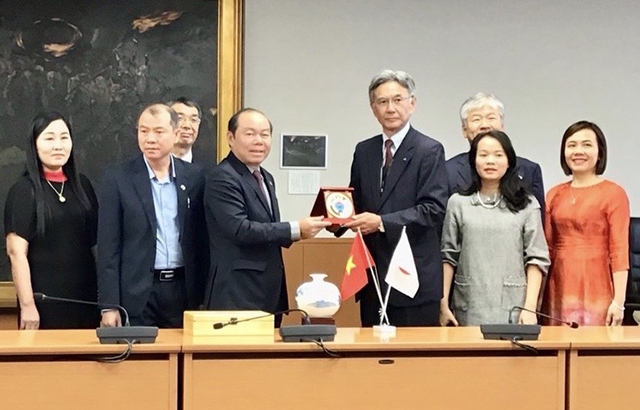 Chủ tịch Nguyễn Ngọc Bảo tăng kỷ niệm chương của Liên minh HTX Việt Nam cho đại diện của JA-Zennoh