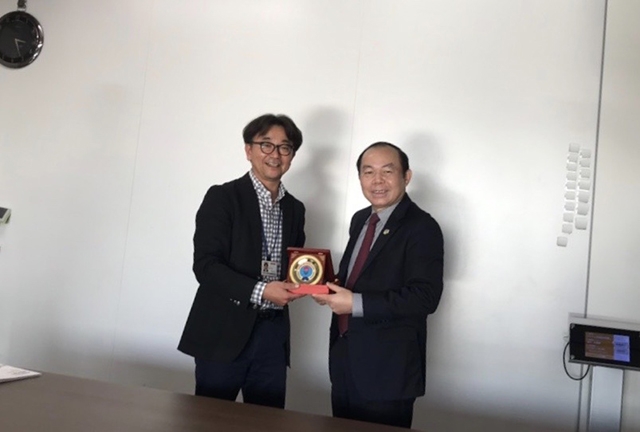 Chủ tịch Nguyễn Ngọc Bảo tặng kỷ niệm chương cho ông Toshihito Kokubun- Tổng giám đốc JCIF