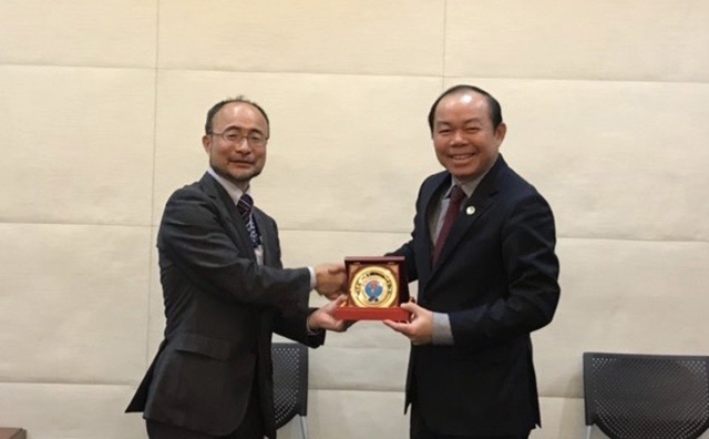 Chủ tịch Nguyễn Ngọc Bảo tăng kỷ niệm chương cho ông Koji Makino, Vụ trưởng JICA