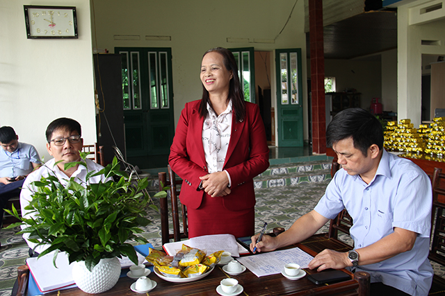 Bà Nguyễn Thị Hải Chủ tịch HĐQT, Giám đốc HTX chè La Bằng phát biểu tại lễ bàn giao