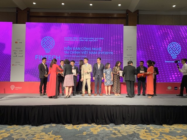 Đại diện Ngân hàng Nhà nước trao chứng nhận cho các ngân hàng