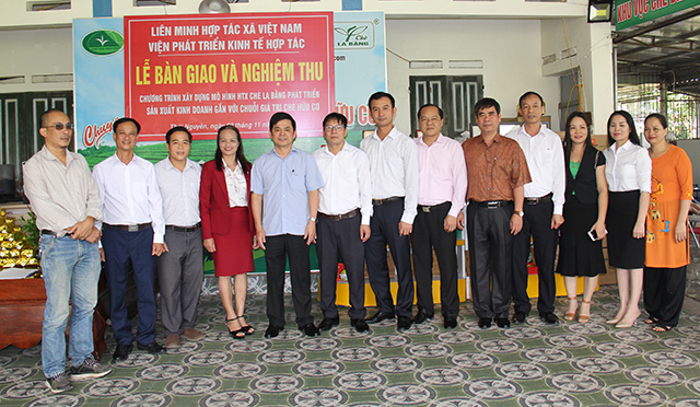 Phó chủ tịch Nguyễn Văn Thịnh chụp ảnh lưu niệm cùng lãnh đạo huyện Đại Từ và đoàn công tác