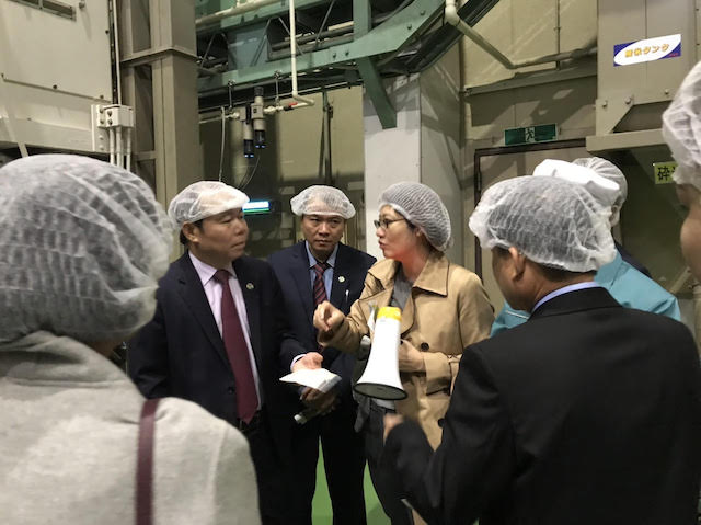 Chủ tịch Liên minh HTX Việt Nam Nguyễn Ngọc Bảo thăm Trung tâm xay sát của Liên đoàn Zennoh Ibaraki