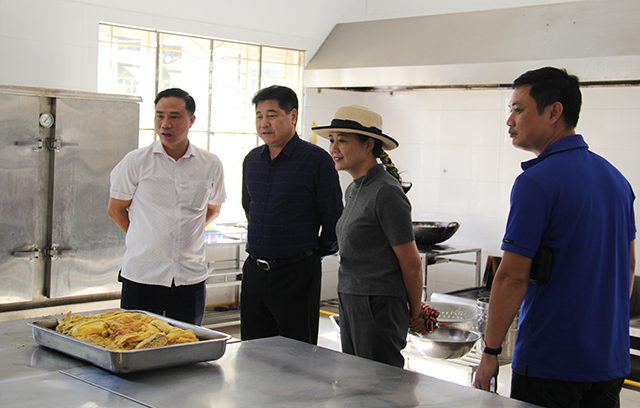 Kiểm tra chuỗi liên kết từ đồng ruộng đến bàn ăn tại một sơ cở ở Hà Nội .