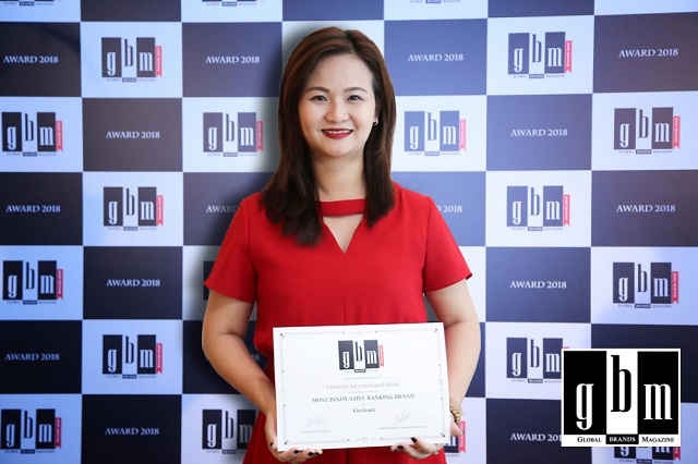 Bà Nguyễn Thị Mộng Tường – Giám đốc Trung Tâm Chiến lược và Vận hành Thẻ đại diện VIB nhận chứng nhận Thương hiệu ngân hàng sáng tạo nhất về thẻ tín dụng tại Việt Nam”
