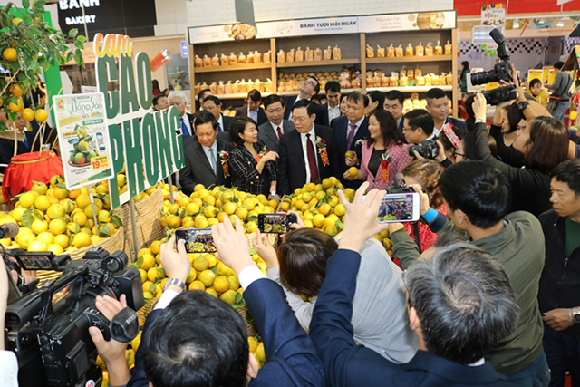 Các đại biểu tham quan gian hàng cam Cao Phong