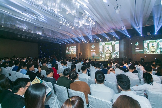 Cán bộ kinh doanh hào hứng tìm hiểu thông tin về dự án và thị trường