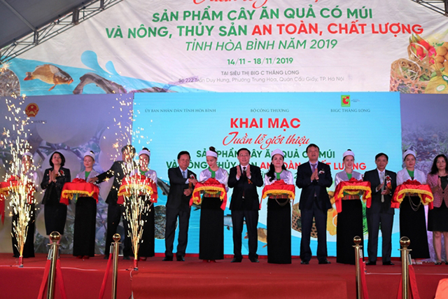 Phó Thủ tướng Vương Đình Huệ cắt băng khai mạc Tuần lễ