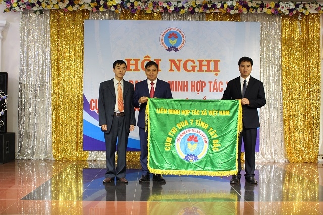 Chủ tịch Liên minh HTX tỉnh Sơn La trao cờ luân lưu cho Liên minh HTX tỉnh Yên Bái