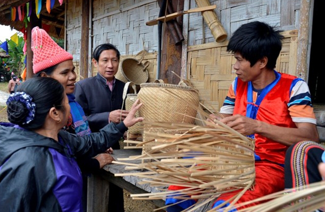 Nghề đan lát của người Raglai tại Phước Chiến đang phải đối diện không ít khó khăn
