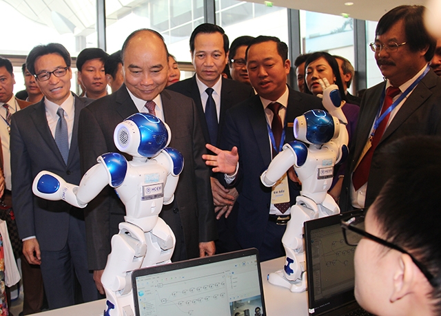 Thủ tướng Nguyễn Xuân Phúc, Phó Thủ tướng Vũ Đức Đam và các đại biểu tham quan các khu trưng bày