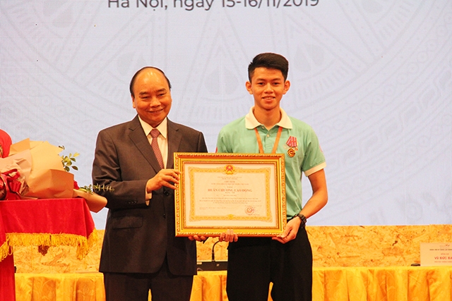 Thủ tướng trao Huân chương Lao động hạng Nhì cho anh Trương Thế Diệu, người đoạt Huy chương Bạc Kỳ thi tay nghề thế giới