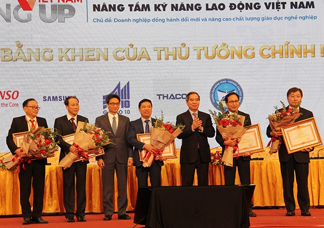 Phó Thủ tướng Vũ Đức Đam và Trưởng ban Kinh tế Trung ương Nguyễn Văn Bình trao tặng bằng khen cho các doanh nghiệp tiêu biểu