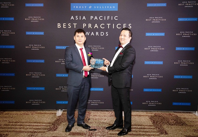 Ông Hazmi Yusof, Phó Chủ tịch cấp cao của Frost & Sullivan (bên phải) trao giải thưởng cho Tổng Giám đốc Viettel Telecom- ông Cao Anh Sơn