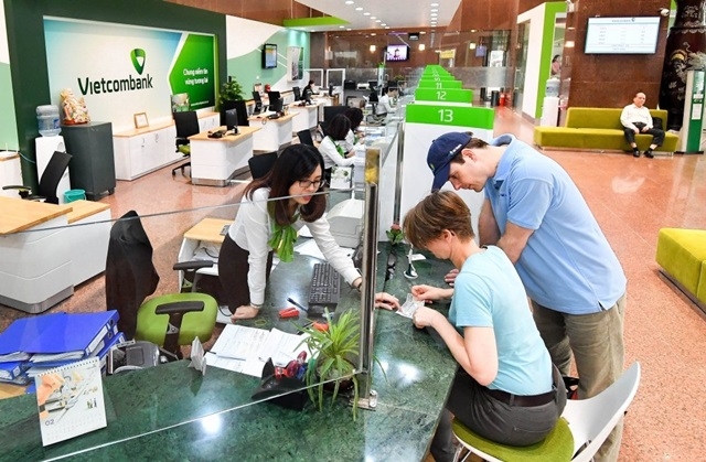 Nhiều ngân hàng giảm phí dịch vụ (Ảnh minh họa/Internet)