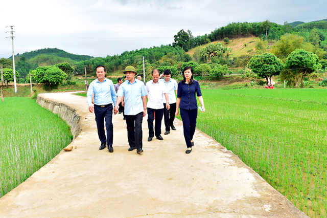 Ông Chẩu Văn Lâm (đi giữa) Bí thư Tỉnh uỷ Tuyên Quang kiểm tra tiến độ xây dựng nông thôn mới kiểu mẫu tại xã Thái Bình, huyện Yên Sơn