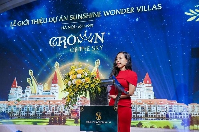 Bà Phạm Thiên Hương - Phó Tổng giám đốc S- Service kiêm Phó giám đốc Sunshine AM, đại diện Tập đoàn Sunshine phát biểu tại buổi lễ giới thiệu dự án