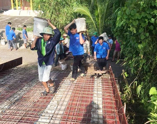 Đoàn viên, thanh niên huyện Tân Thạnh đóng góp ngày công xây dựng cầu giao thông nông thôn