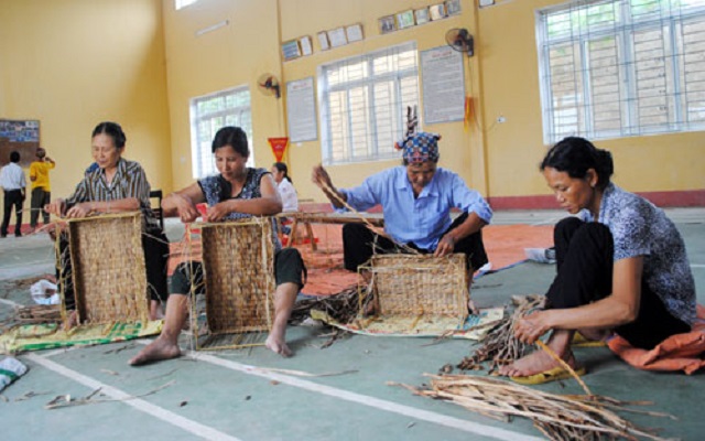 Lao động nông thôn học nghề mây tre đan