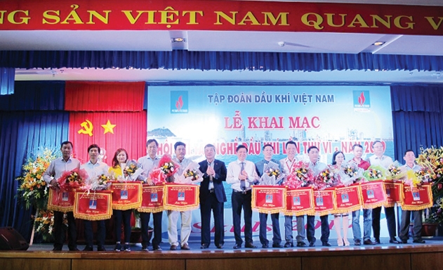 Tặng hoa và cờ cho các đơn vị tham gia Hội thi