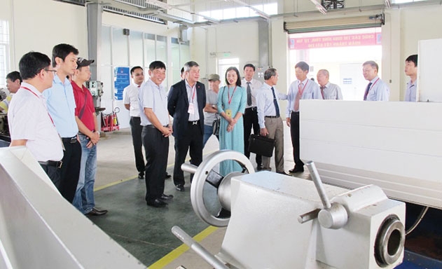 Các đại biểu tham quan trường thi