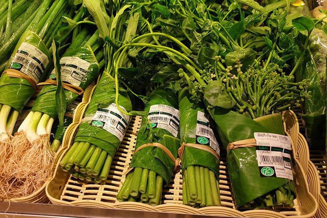 Gói rau bằng lá giúp bảo vệ môi trường