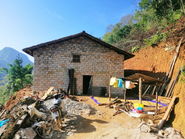 Một ngôi nhà được di chuyển tới nơi ở mới tại xã Má Lé (Ảnh: Interntet)