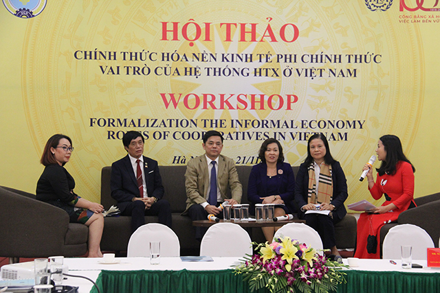 Các đại biểu toạ đàm bàn tròn cùng chủ toạ tại hội thảo