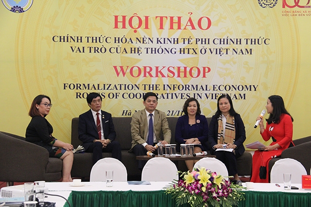 Các đại biểu toạ đàm bàn tròn cùng chủ toạ tại hội thảo