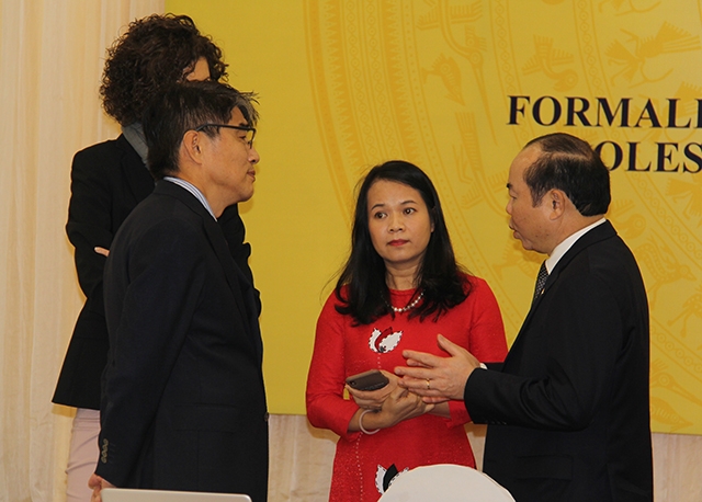 Chủ tịch Liên minh HTX Việt Nam Nguyễn Ngọc Bảo trao đổi bên lề hội thảo với chuyên gia ILO