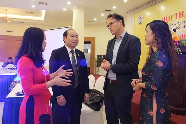 Chủ tịch Liên minh HTX Việt Nam Nguyễn Ngọc Bảo trao đổi với tổ chức Agritera bên lề hội thảo