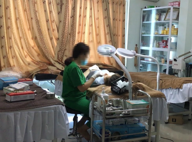 Người dân đi làm đẹp nên tìm tới các cơ sở được cấp phép